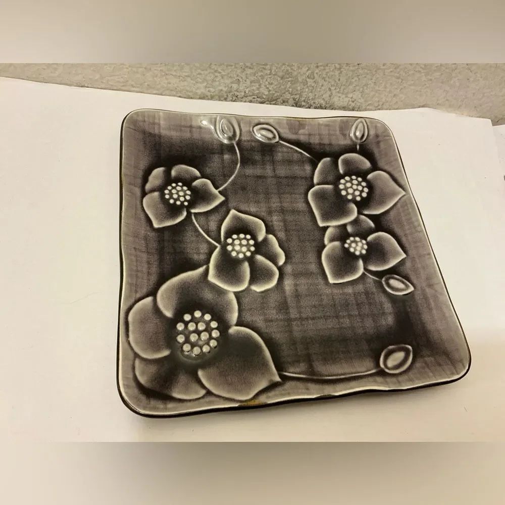 Sakura Square Luncheon/Salad Plate Gray Style Eyes Embossed Flowers A10